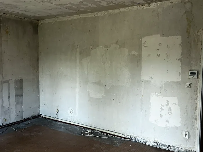 Renovierungsvorbereitung: Wand ist freigelegt