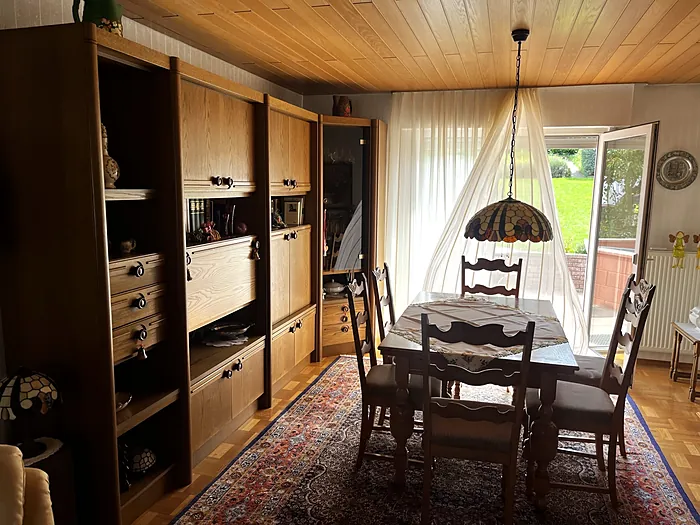 Haushaltsauflösung: volle Schrankwand im Wohnzimmer