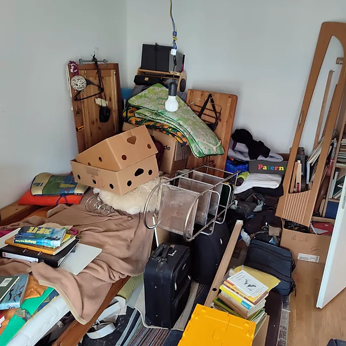 Volles Zimmer vor der Entrümpelung